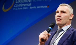 
„Но не съм сигурен, че той (Зеленски) е готов да се откаже от властта, концентрирана в ръцете му, която е гарантирана от военното положение“, добави кметът на Киев. Той смята, че Зеленски е концентрирал твърде много власт в кабинета си, а Върховната Рада практически е загубила значението си.