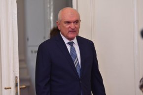 
Критики отправи и вицепрезидентът Илияна Йотова.