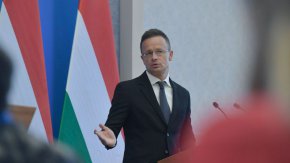 Сиярто определи действията на Киев като „враждебни“, особено след като Украйна внася електроенергия от Унгария. Той добави, че Будапеща и Братислава са поискали консултации с Брюксел по въпроса. Словашкият външен министър Юрай Бланар потвърди това.
