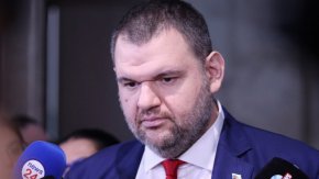 
Председателят на парламентарната група на ДПС Делян Пеевски изпрати в МВР, ДАНС и прокуратурата записи, в които се чуват реплики, свързани с парични потоци, които бяха разпространени от медии и социални платформи през месец май, съобщиха от пресцентъра на партията.
