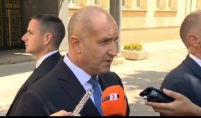 
Държавният глава коментира и твърденията на Пеевски, че заедно с ПП-ДБ организира сваляне на председателя на парламента Рая Назарян