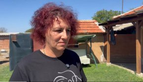 За първи път пред медиите говори майката на подсъдимия по случая „Дебора” Георги Георгиев Диана Стоянова. Според нея синът ѝ трябва да бъде пуснат под домашен арест.

Ти си важна: Научи се да обичаш тялото си
edna.bg
„Синът ми е невинен. Аз не съм отгледала насилник. Вече една година лежи в ареста без доказана вина. Смятам, че правосъдие не се раздава на улицата”, заяви Стоянова