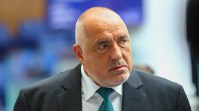 
На въпрос дали би подкрепил инициативата на "Продължаваме промяната - Демократична България" за сваляне председателя на антикорупционната комисия Антон Славчев Борисов заяви, че няма да коментира "нещо, което не се е случило".