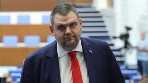 
    "Правят тайни срещи, провалиха се да свалят Рая Назарян, уплашиха се от публичността, нали знаете, че имаше още тайни срещи, прехвърляния, криения, в офиса на Копринков, возили са като зелки лидери на партии – Кирил Петков и Христо Иванов – и баща им – мистър Кеш".
