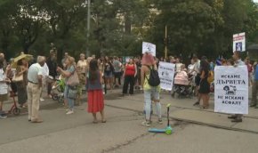 Десетки жители на столичния район "Възраждане" излязоха на пореден протест срещу ремонтните дейности на ул. "Опълченска".
