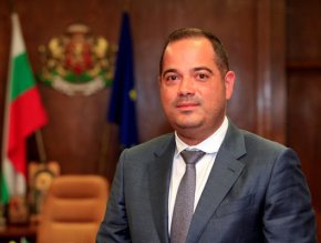 Двамата направиха кратки изявения преди да си предадат властта.
