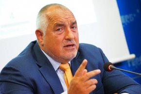 Нашите два темела са структурите на партията и кметовете ни. Това заяви лидерът на ГЕРБ Бойко Борисов на среща с ръководството на партията по изборни въпроси.

Относно предложението за еврокомисар, Борисов уточни, че е имал три разговора с Илиана Иванова, но тя имала лични причини да откаже кандидатурата. Затова ГЕРБ са предложили Екатерина Захариева.

„Възраждане“ обявиха, че техният комисар щял да бъде само български. Това е дълбоко непознаване на Европейския съюз“, заяви Борисов. Той посочи, че еврокомисарите действат и работят от името на цяла Европа. 

"Това са много ясни и подредени теми. Нормално е партията победител на евроизборите да има предимство. Нашето политическо семейство победи на евроизборите, ние също победихме у нас", категоричен е Борисов.

Относно предизборната кампания, Борисов заяви, че на всички им е омръзнало да правят кампания. За два-три месеца не се случва кой знае какво в този размирен свят. В момента разработваме една програма, до ден-два ще стане готова. Като модерна карта на "Гугъл". Ще правим това, в което сме били най-силни. Инфраструктурата, свързаността между градовете, тол системата, платените магистрали", обясни лидерът на ГЕРБ.

Според Борисов винетките трябва да останат за второстепенните и третостепенните пътища: „Така хората ще могат да преценят дали да пътуват по такива пътища или да изберат лукса на магистралите, които са платени по цял свят.“

Лидерът на ГЕРБ засегна и темата с безводието. "Трябва да решим какво да се прави с ВЕЦ-овете. Много от тях са частни. И когато източват язовирите, които се ползват за питейна вода, трябва да помислим дали държавата има изгода от тях", каза още бившият премиер.

И добави, че на части ще събира членовете на ГЕРБ и кметовете, за да разяснява тези неща. "Целта е повече хора да отидат да гласуват", сподели Борисов.

"Стоим далеч от правителството. Когато ГЕРБ управлява, трябва да носим отговорност, с наши министри", добави той.

"Лошотията до такава степен надделя, че вече се пренесе върху политическите партии. Това не ме радва, защото прави политическата система още по-слаба. ГЕРБ ще има друга тактика, ще водим политика на съзиданието", зарече се Борисов.
