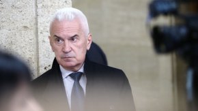 Работата на ЦИК е възстановена и днес без напрежение започна приемът на документи на политическите формации за участие в предсрочните парламентарни избори на 27 октомври