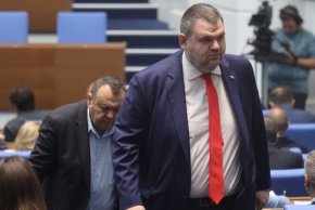 "Внесеният от откровено проруската партия "Възраждане" мракобесен законопроект за чуждестранните агенти е тежка провокация към националната сигурност и суверенитет на България", пише в позиция Делян Пеевски.
