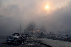  Изгорял автомобил се намира сред развалините в центъра на Алтадена, Пасадена, Калифорния, на 8 януари.
Крис Пицело/AP 
