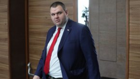 
"ДПС – Ново начало" ще подкрепи запазването на 9 % ДДС за ресторантьорите. По-рано днес и лидерът на ГЕРБ Бойко Борисов заяви, че е поел ангажимент за запазване на по-ниското облагане за бранша.