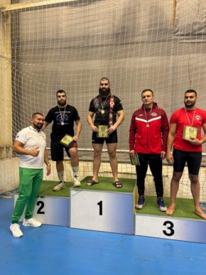   Братя медалисти на сумо-шампионата
