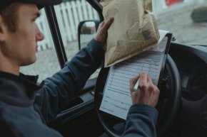 Близо с 10% поскъпват някои куриерски услуги от 1 март