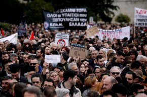 Стотици хиляди протестират в цяла Гърция заради смъртоносната влакова катастрофа 