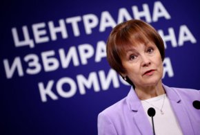 Централната избирателна комисия реши да възложи на "Информационно обслужване" въз основа на определението на Конституционния съд от миналата седмица да въведе в модул към системата за компютърна обработка на резултатите от изборите за народни представители на 27-и октомври данните от протоколите, предоставени от съда на хартиен носител.