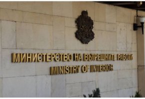 Служителят, произвел изстрелите, беше временно отстранен от длъжност. Пострадалият младеж пък претърпя операция.