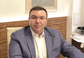 Г-н Кирил Петков, аз съм бил свидетел, как се извинявате на г-н Пеевски в кабинета, че сте говорили против него в БТВ...