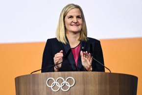 Кърсти Ковънтри беше избрана за президент на Международния олимпийски комитет и стана първата жена и първият африканец, който получава може би най-голямата длъжност в световния спорт.
