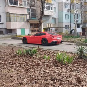 Животът в Розово - Ферари пред панелка: Фото на деня  