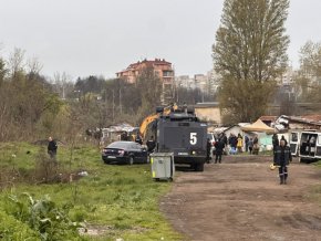 Започна събарянето на незаконните постройки в Захарна фабрика
