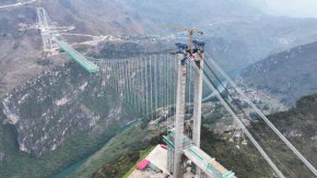 Най-високият мост в света ще намали минаването пред каньона Huajiang от 2 часа на 1 минута