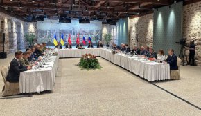 Украинската страна разговаря с руската делегация чрез преводач: CNN
