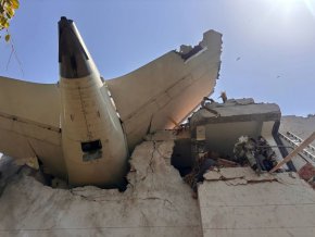 Самолет, пътуващ за Обединеното кралство, се разби с 242 души на борда
