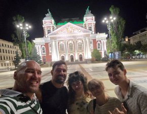 Крикс от Спартак инкогнито в София при бг актьора от сериала (ФОТОГАЛЕРИЯ)