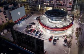 Tesla откри първия си DINER в Холивуд с робот-сервитьори и кино на открито
