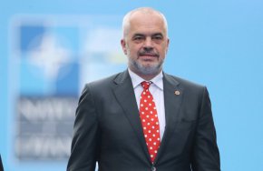 ИИ министър назначават в Албания