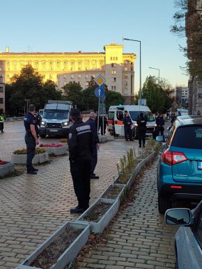 Полицай почина, докато охранява протеста пред НС