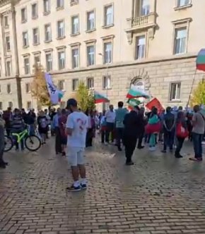 Антиправителствен протест се провежда край парламента 