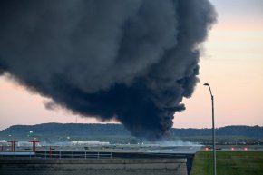 Ужасяваща катастрофа с товарен самолет на UPS, заснета на ВИДЕО