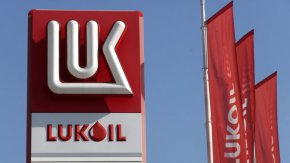 Държавата се кани да купи акции от Лукойл