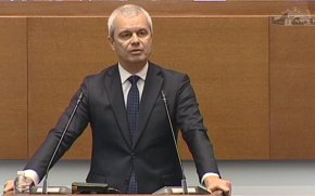 Костадинов и Божанков влязоха в спор заради боята по сградата на ЕК в София 