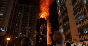 Десетки загинали, след като пожар обхвана висок жилищен блок в Хонконг