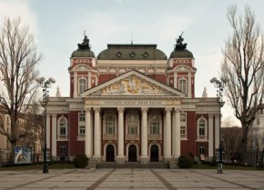 Мъж намушка с нож друг пред Народния театър в София 