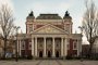 Мъж намушка с нож друг пред Народния театър в София 