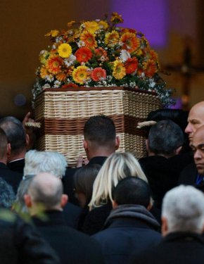 Носачи пренасят ковчега на Брижит Бардо по време на погребението ѝ в църквата Нотр‑Дам дьо л’Асомпсион в Сен Тропе