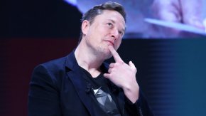 xAI на Илон Мъск под критика за „дигиталното събличане“ на хора