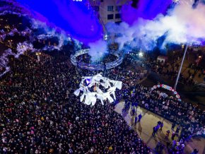 Зрелищен спектакъл даде старт на Сурва 2026: Фото на деня