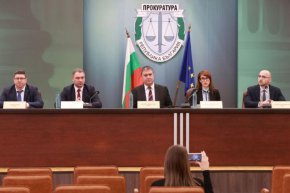Разследват транзакции към българин с 12-годишна присъда в САЩ 