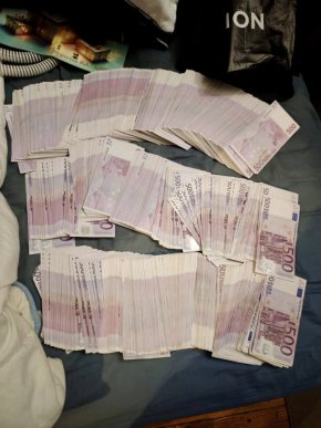 Над 600 000 евро в брой, близо 70 кг. наркотици и боеприпаси: Разбиха ОПГ