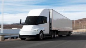Влекачът Tesla Semi влиза в серийно производство след години забавяне и тестове