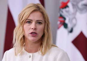 Латвийският премиер Евика Силиня хвърли оставка