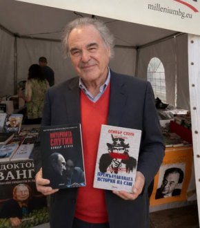  Ол.Стоун снима и рекламира книги в София 