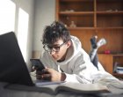 Тийнейджърите избират AI приятелки пред връзки в реалния живот, с катастрофални последици