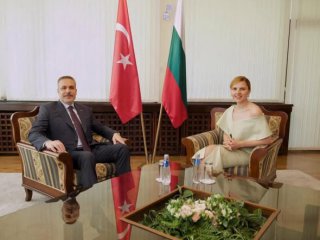Външната министърка със скандално голо рамо и бедро посрещна турския си колега: ФОТО НА ДЕНЯ 