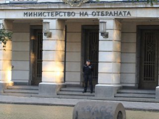 Храним 3500 фуражки и с мега заплати, и с макс.пенсии, а са ни взели и по 20 заплати премия
