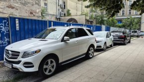  Трайков, пак 4 коли в градината пред Рила    